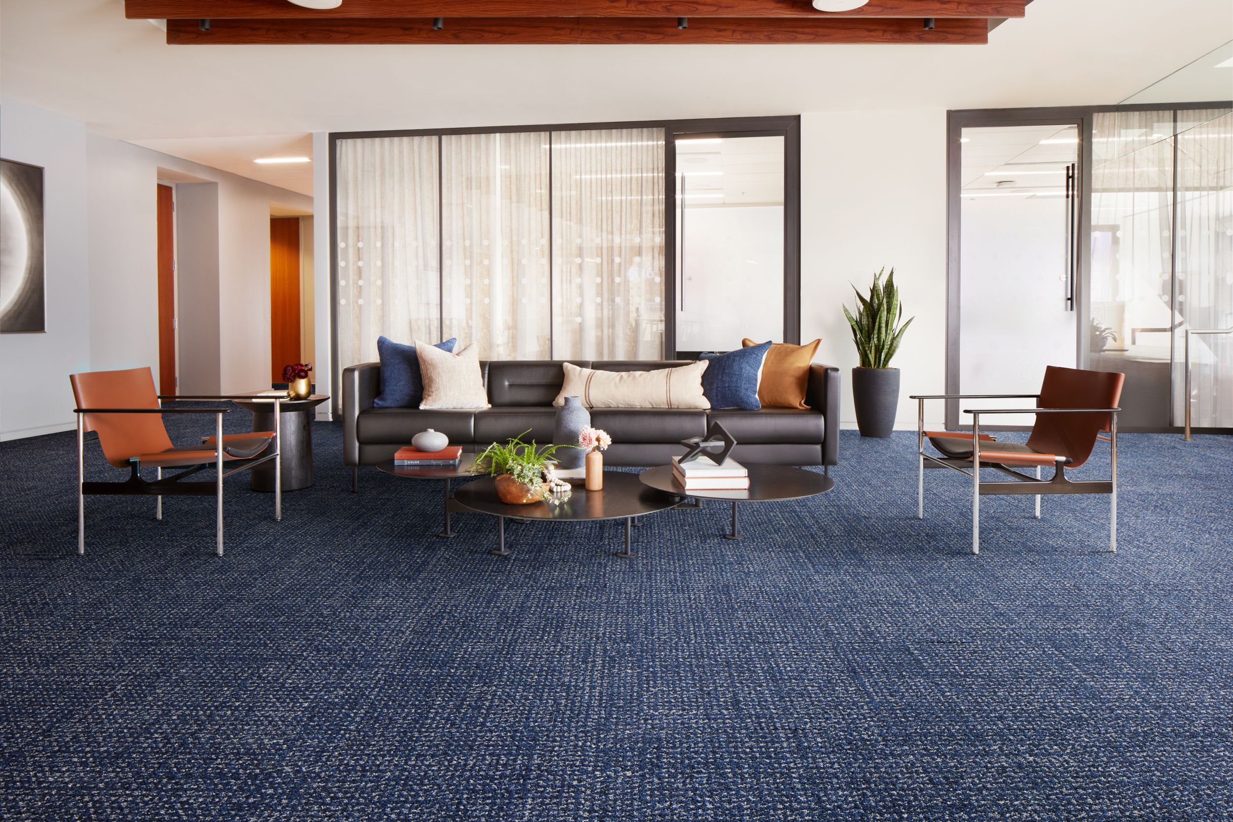 Interface Third Space 305 carpet tile in lobby imagen número 3